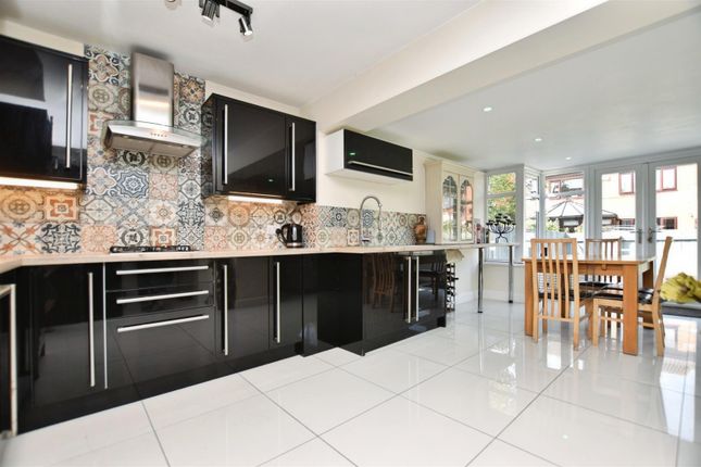 A54957c9-Kit 20To 20Dining.Jpg