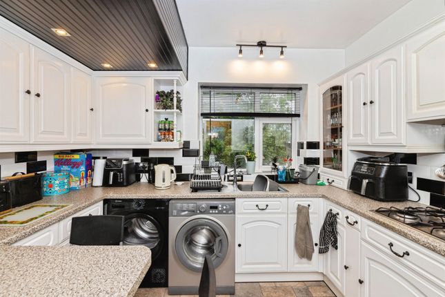 34, Raymond Drive, Bradford photo 4