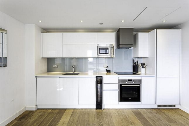 Flat to rent in Avantgarde Tower, Avantgarde Place, Shoreditch