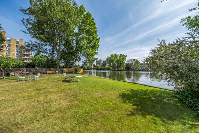 7, Broom Close, Teddington photo 4