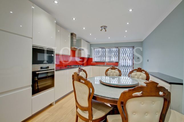 Flat to rent in Prout Grove, London