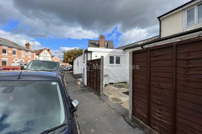 Thumbnail Flat to rent in Carnarvon Road, Reading