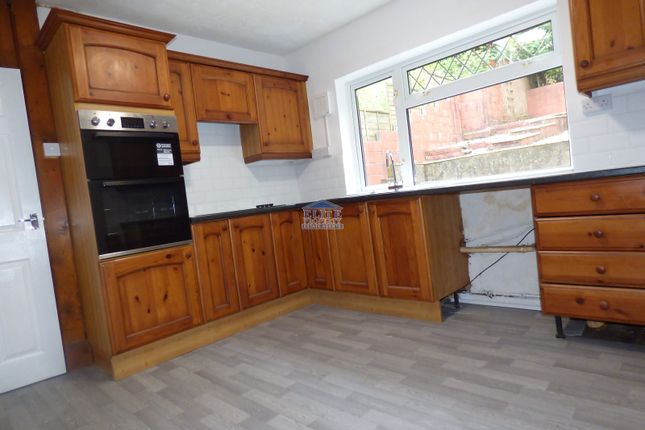 4, Gorwyl Flats, Ogmore Vale photo 2