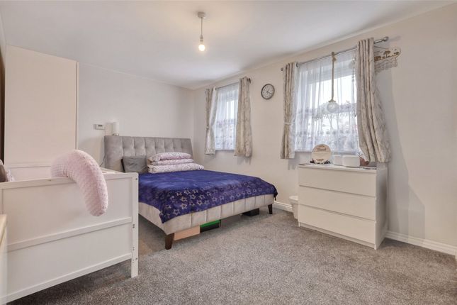 3 St. Stephens Crescent, Grays photo 4