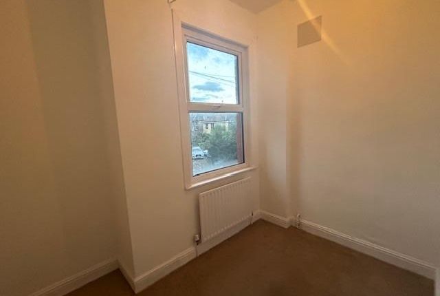 First Floor, Flat 2, 24 Broad Green Avenue, Croydon photo 2