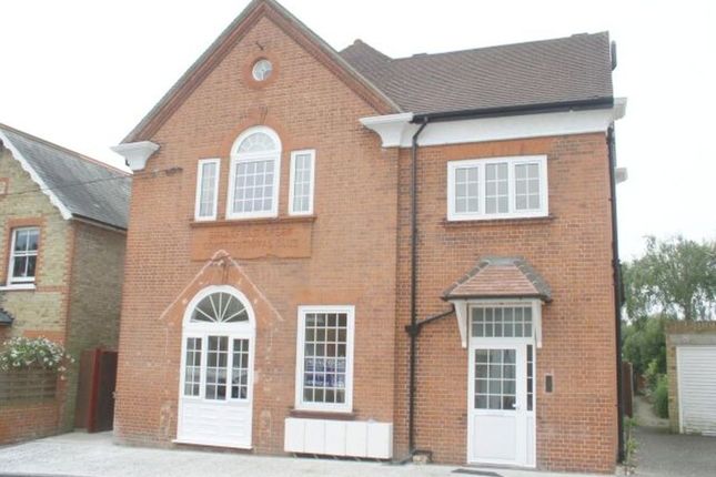 2 bed flat to rent in Harvest Road, Englefield Green