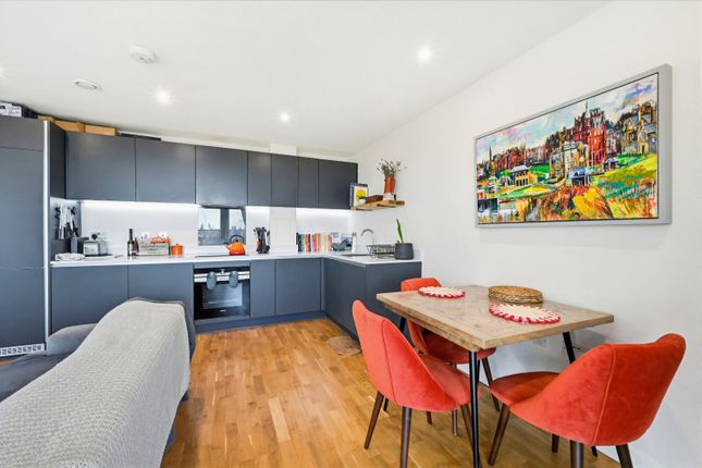 Flat 405, 20, Hawthorne Crescent, London photo 3