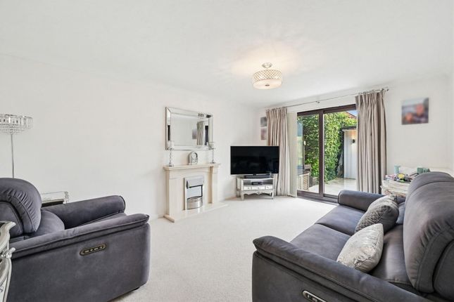5 Thurnham Way, Tadworth photo 2