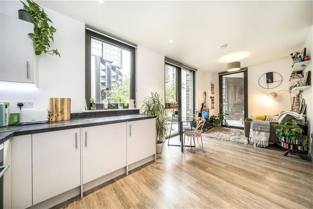 Flat 1, 6, Macclesfield Road, London photo 2