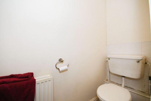 Flat 3 - Bathroom 02.Jpg