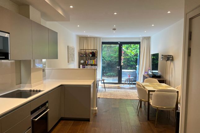 Thumbnail Town house to rent in Hawthorne Crescent, London