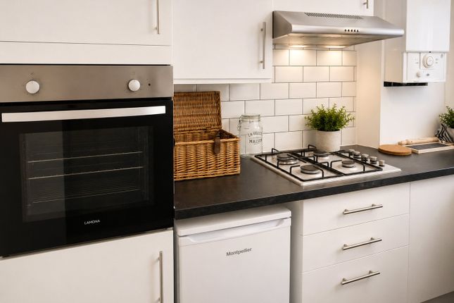 Flat 17 Shepton Court, Westbridge Road, London photo 3