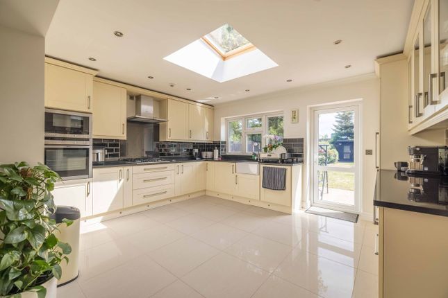 124, Slough Road, Datchet photo 4