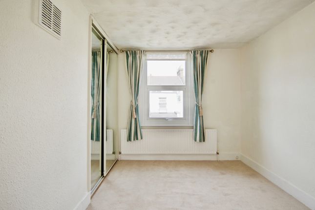 27B,, Warren Road, London photo 4