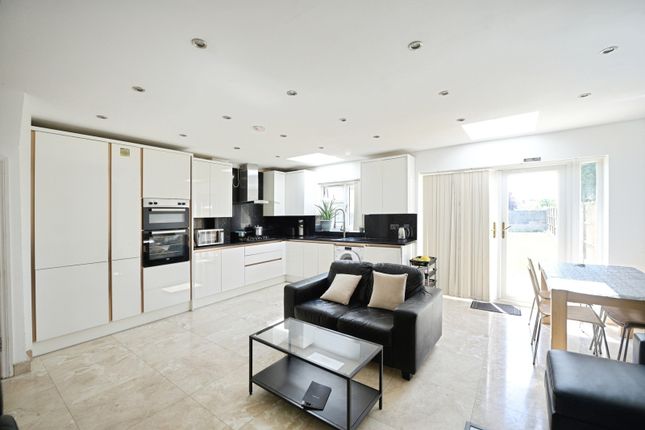 45, Redriff Road, Romford photo 4