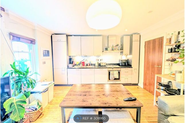 Flat, London photo 4