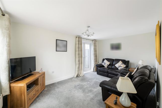 15, Field Bank, Horley photo 2