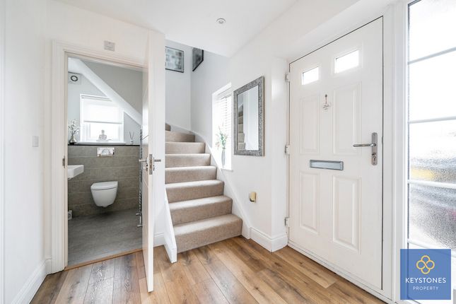 3, Ivaro Close, Collier Row photo 2