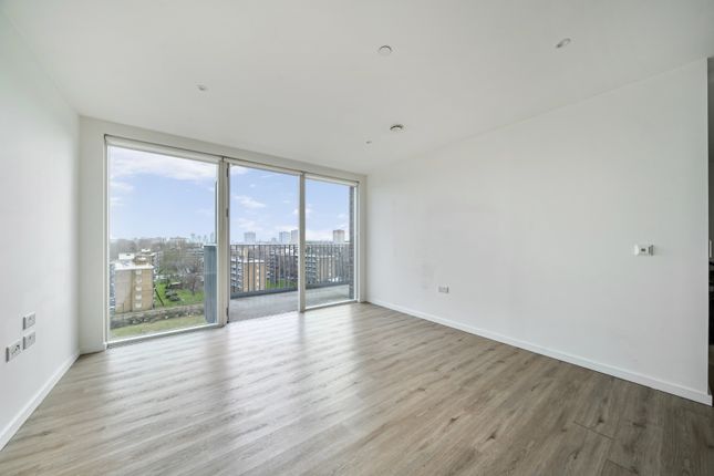 Flat 28, Lacewood Apartments, London photo 4
