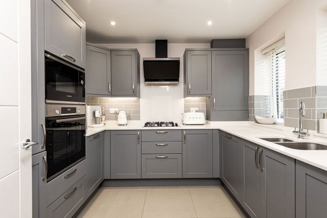 11, Commodores Close, Sheerness photo 2