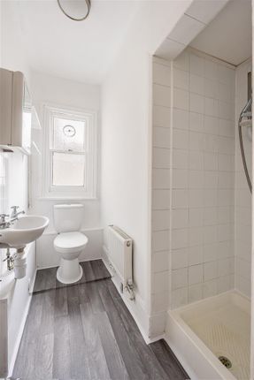 Flat 3, 156, High Road, Woodford Green photo 4