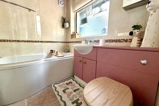 73, Clayton Road, Chessington photo 4