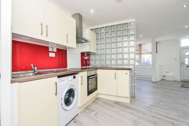 Flat to rent in Friary Road, Peckham, London