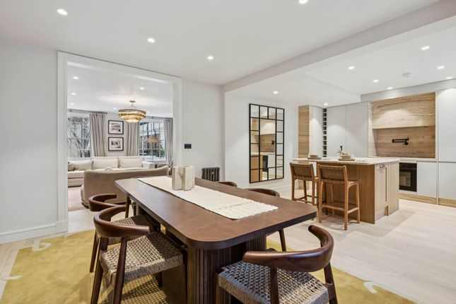 4 Cobham Court, Chester Close, London photo 4