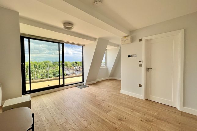 Thumbnail Flat to rent in Hanley Road, London