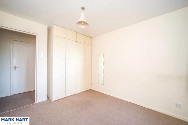 Flat to rent in Grinstead Road, London
