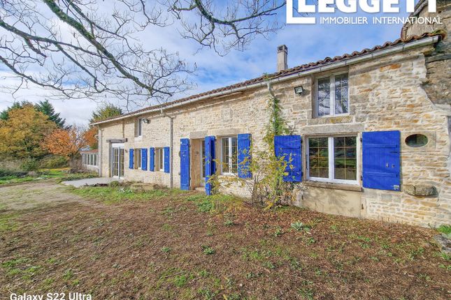 Villa for sale in Chassiecq, Charente, Nouvelle-Aquitaine