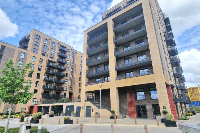 Flat to rent in Colnebank Drive, Watford