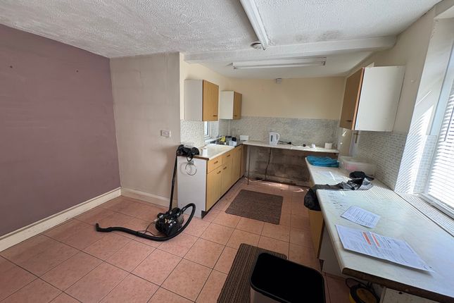 353, Wakefield Rd , Bradford photo 4