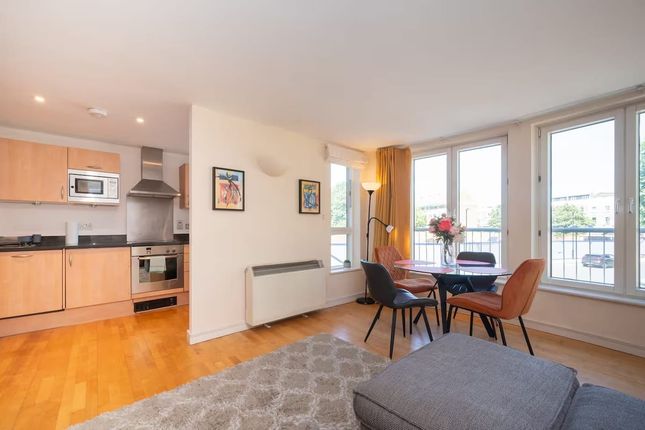 Flat 4, Beech Court, Elmfield Way, London photo 4