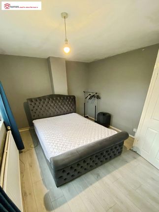 Flat 9, Bowerman Court, St. John's Way, London photo 3