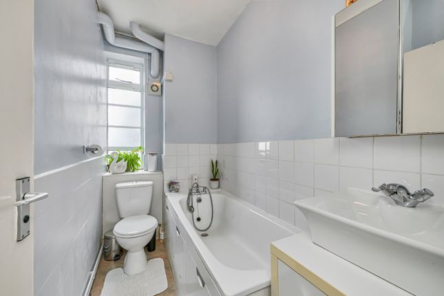 15 Dumbarton Court,, Brixton Hill, London photo 4