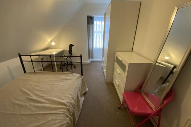 1ST & ATTIC Floor Flat, 32 South Mount Street, Aberdeen, AB25 2TB, Aberdeen photo 2