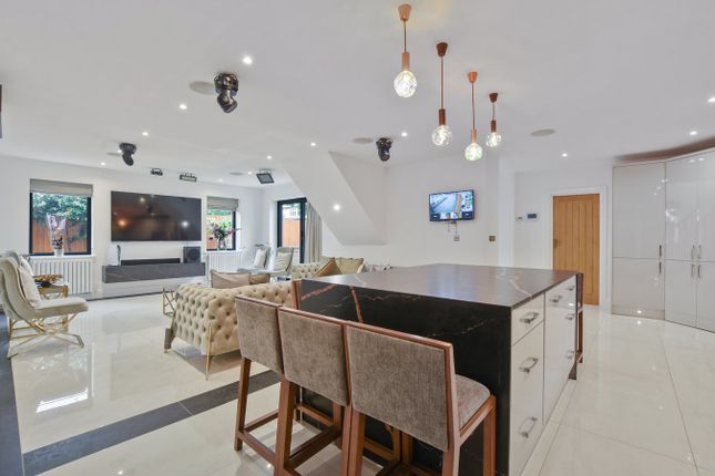 44, Ingram Way, Greenford photo 3