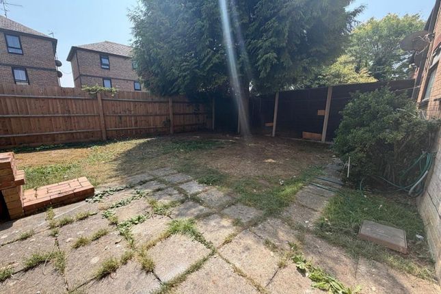 39, Bruce Close, Berks photo 4