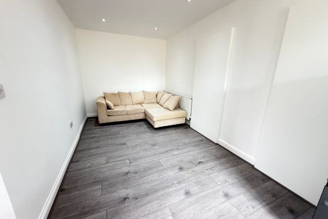 Thorn Close, Northolt photo 3