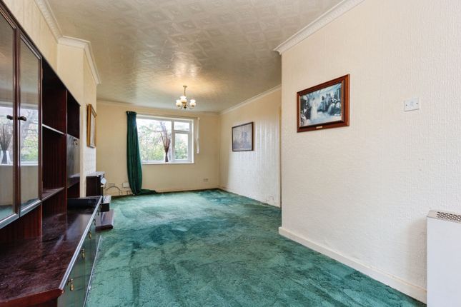 38, Vinery Grove, Denton photo 4