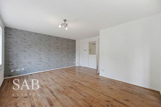 33 Buckingham Avenue, Greenford photo 4