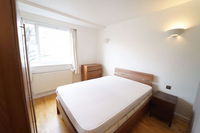 Flat to rent in St. Johns Wood Road, London