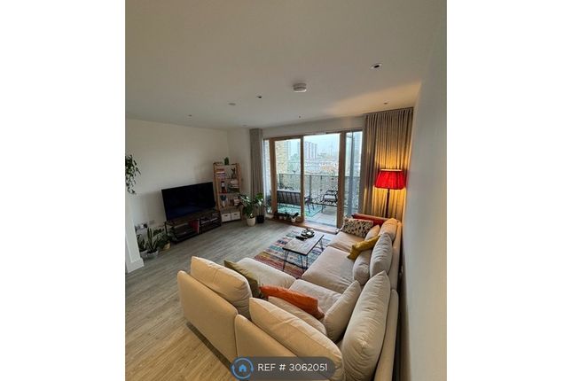 Flat, Starling Court Nest Way, London photo 4