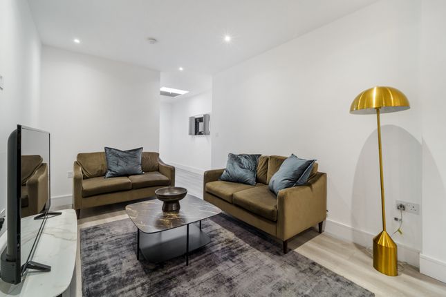 Flat to rent in Akron House, New Horizons Court, Brentford