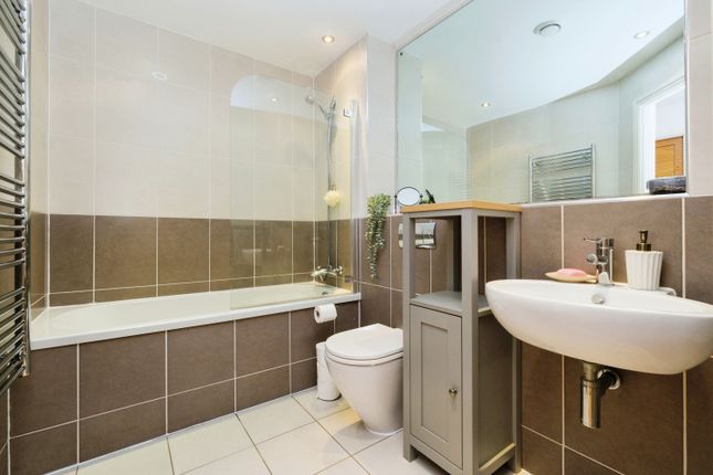 Flat for sale in Sutherland Avenue, Leeds