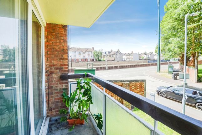 118, Gardner Close, London photo 4