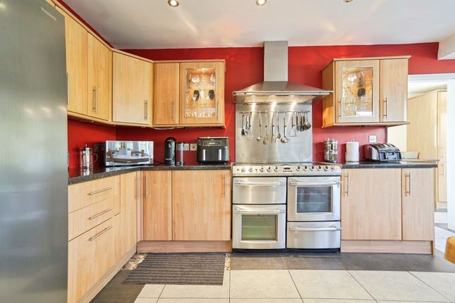 22, Fell Crescent, Keighley photo 4