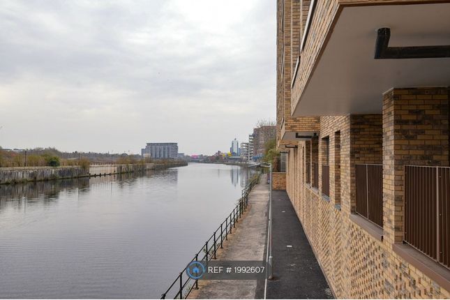 Flat to rent in Waterhouse Apartments, Salford