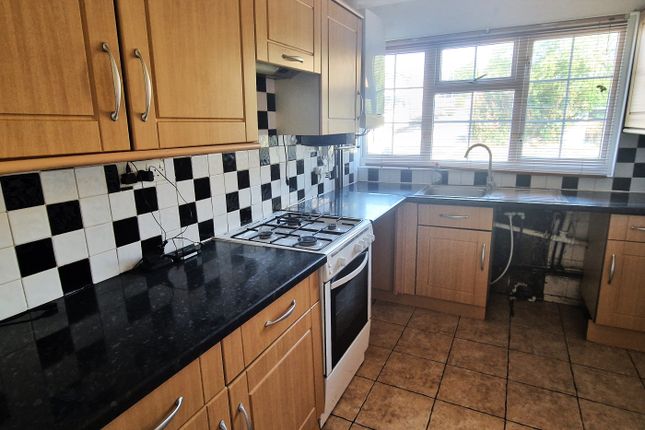 Woodbridge Close, Luton photo 5
